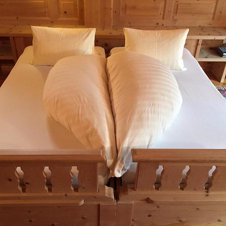 Hotel Chasa Sofia Scuol Ruang foto