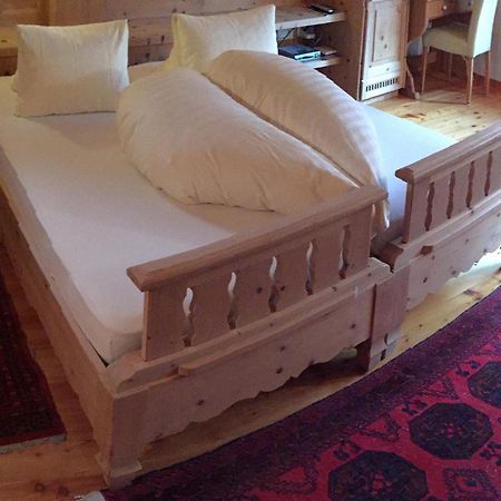 Hotel Chasa Sofia Scuol Ruang foto