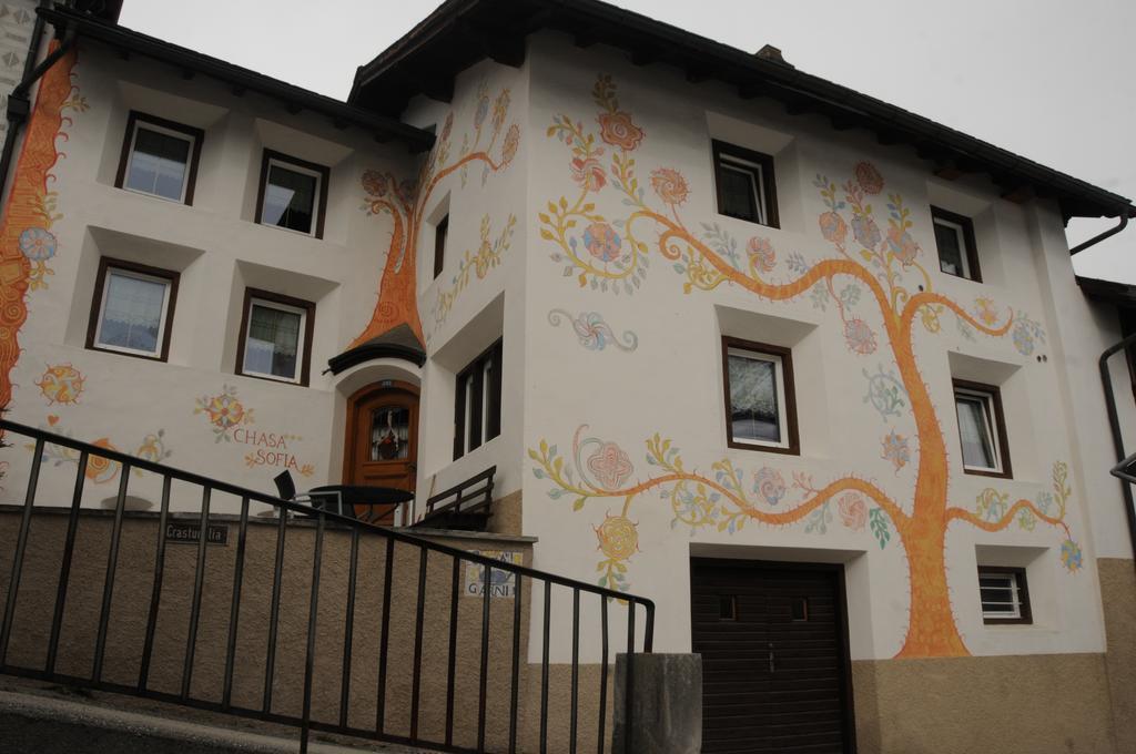 Hotel Chasa Sofia Scuol Bagian luar foto