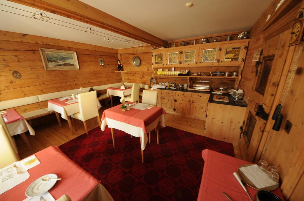 Hotel Chasa Sofia Scuol Bagian luar foto