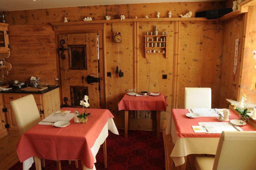 Hotel Chasa Sofia Scuol Bagian luar foto