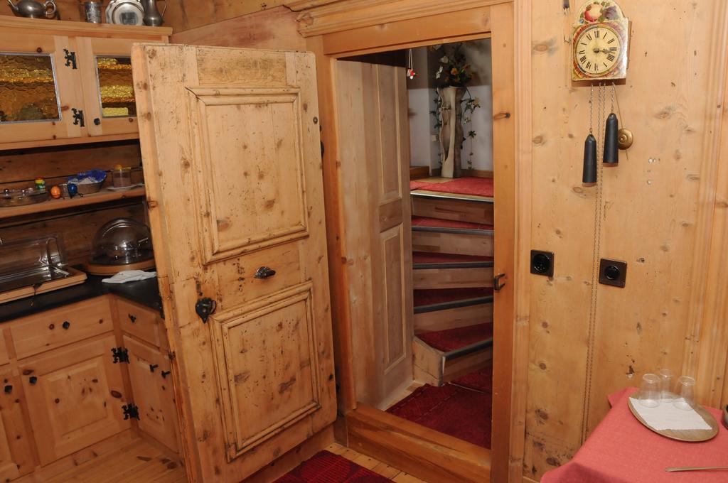 Hotel Chasa Sofia Scuol Bagian luar foto