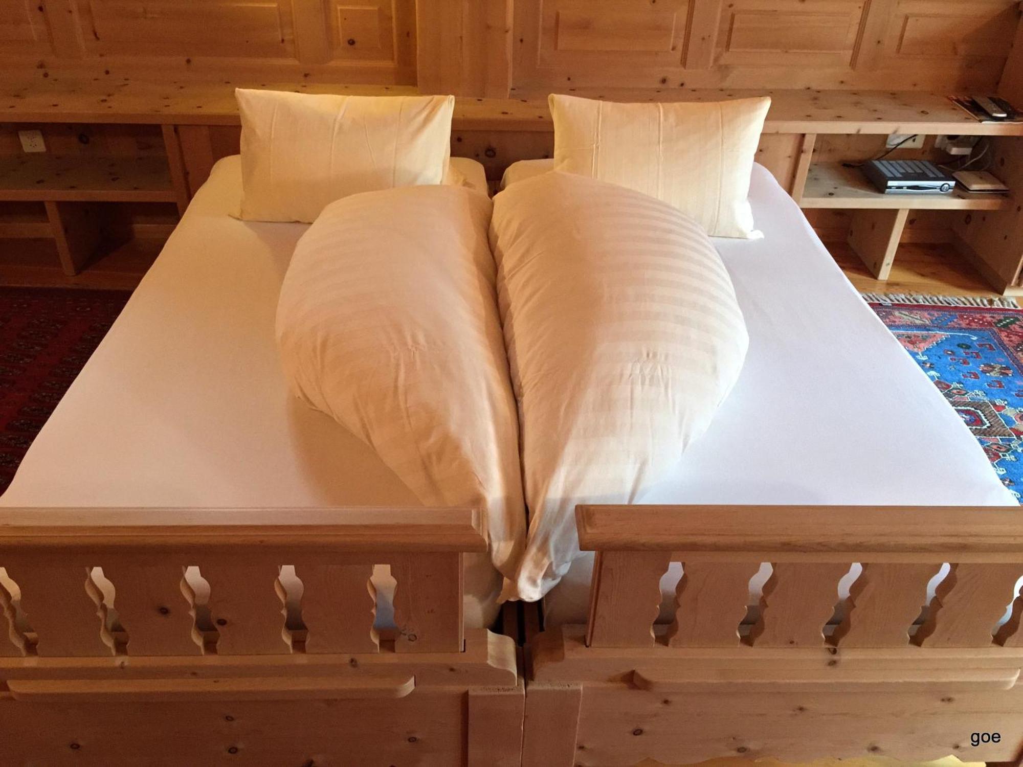 Hotel Chasa Sofia Scuol Ruang foto